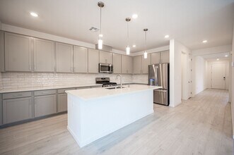Building Photo - FABULOUS ALMOST NEW SINGLE STORY - READY T...