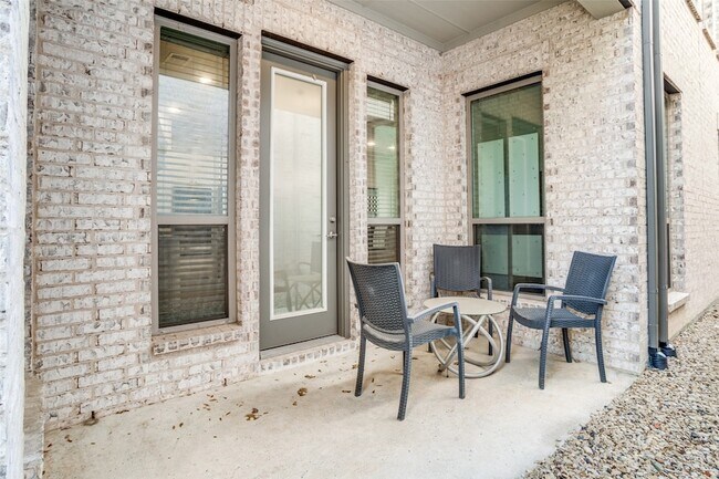 Building Photo - 1043 Sarah St