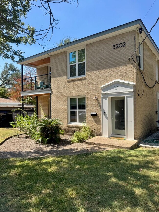 Building Photo - Remodeled 6 Bedroom Walking Distance to UT