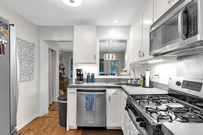 Building Photo - 2106 Tudor Plz