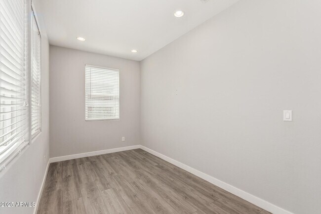 Building Photo - 7138 W Kent Dr
