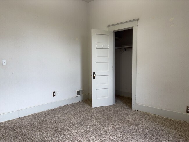 Building Photo - One of a kind ranch home with lake mountain views!