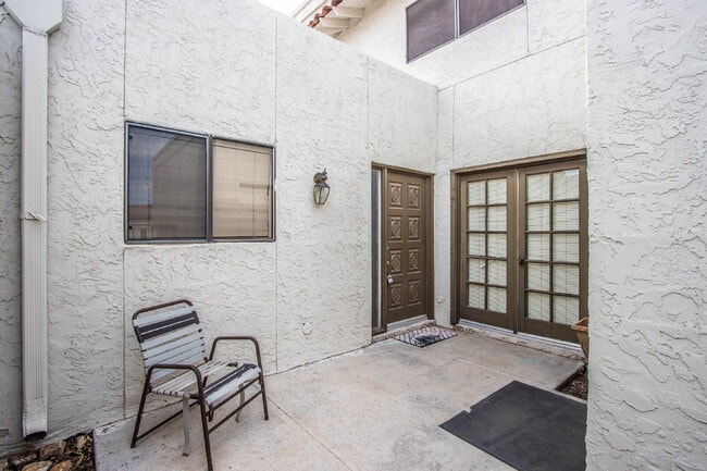 Building Photo - Available! Beautiful fully furnished/equipped 3BR patio home.