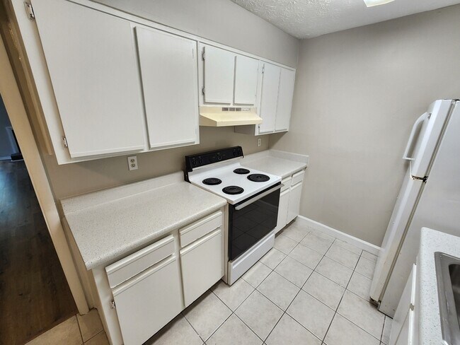 Building Photo - 9400 Roberts Dr