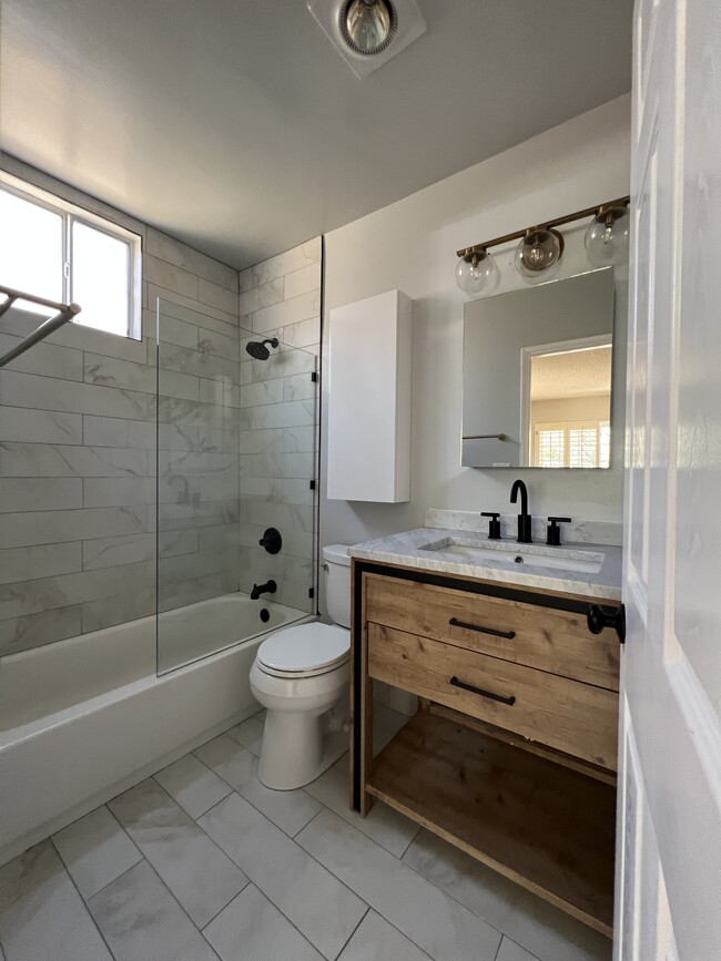 Master bathroom - 1429 Butler Ave