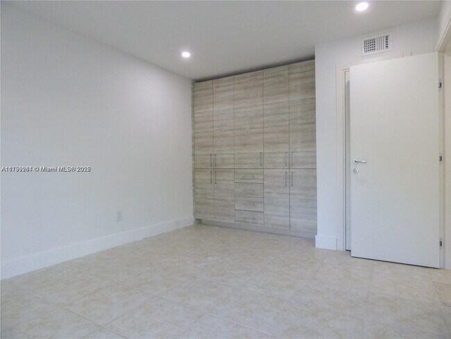 Building Photo - 10355 N Kendall Dr