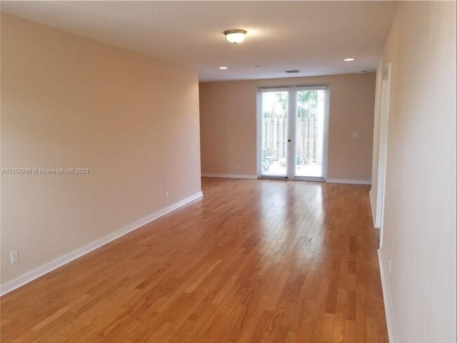 Building Photo - LARGE 3-bed, 3-bath townhome with 2-car ga...