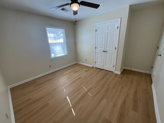 Building Photo - Lovely 3 Bedroom End Unit in Battle Forest!