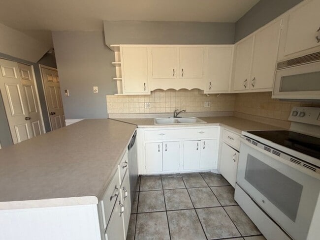 Building Photo - Newly renovated Town House for Rent 3Br / 2 Ba Section 8 Welcome !