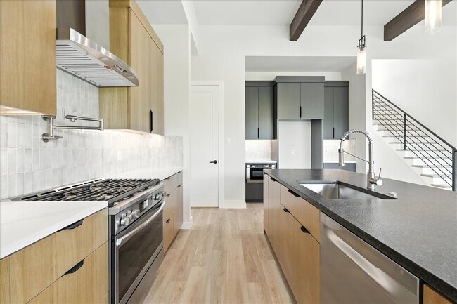 Building Photo - 512 Cowal Dr S