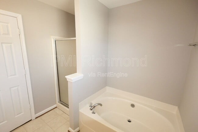 Building Photo - 1100 Lorieville Ln