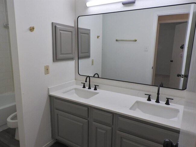 Building Photo - 2107 Creekshire Dr
