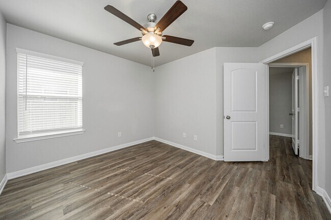 Building Photo - 517 Fallbrook Dr