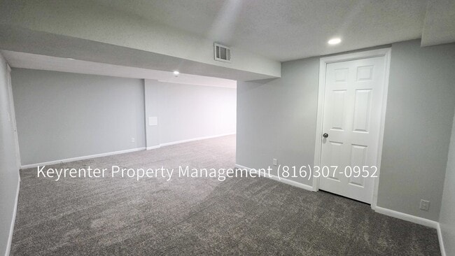 Building Photo - 4 bedroom 1.5 bath