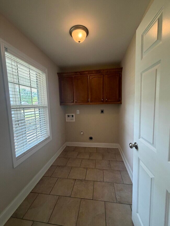 Building Photo - 2850 Foxcroft Cir