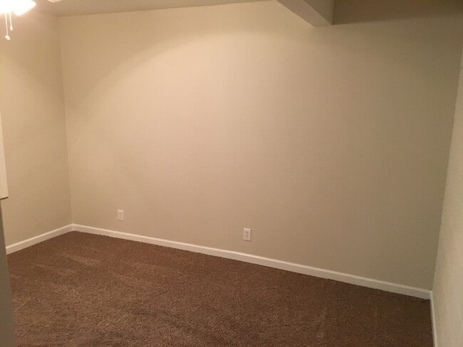 Building Photo - 4 Bedroom 2 bath home off Bell Rd Available !