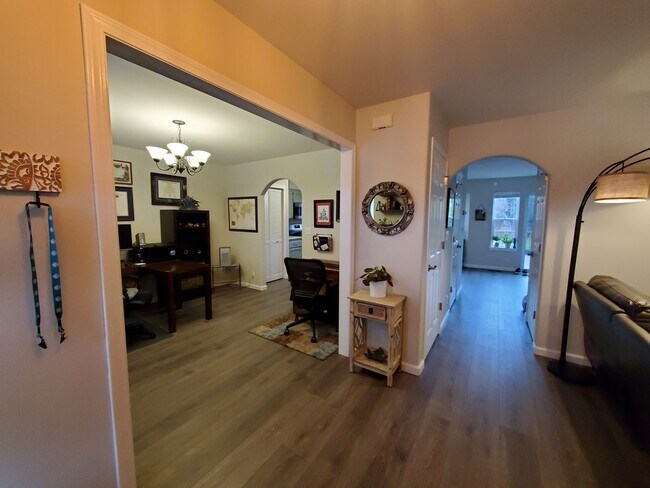 Building Photo - ***PENDING APPLICATION***Beautiful 3 Bedroom Home with Massive Garage and Bonus Room