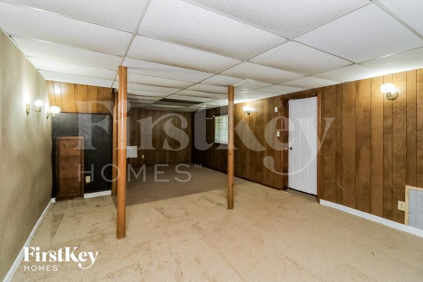 Building Photo - 632 Bralorne Dr