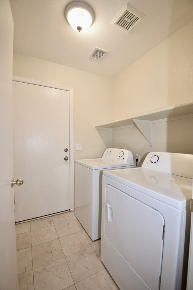 Building Photo - Excellent 4 bed 2 bath Ahwatukee Home!