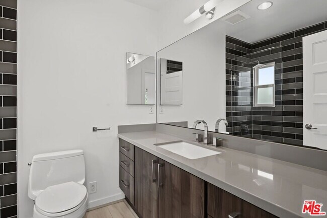 Building Photo - 175 Barlock Ave