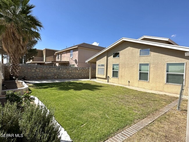 Building Photo - 12374 Paseo Lindo Dr