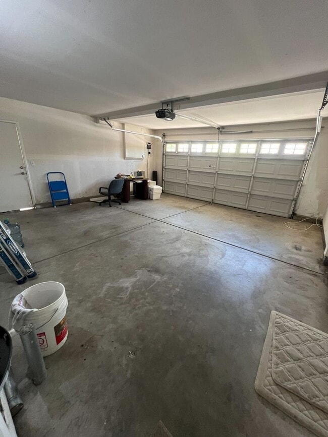 Building Photo - Spacious 6-Bedroom Home with Loft in Prime...