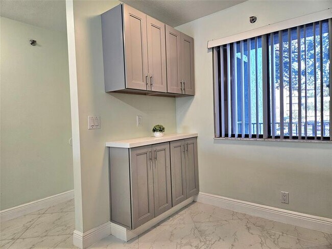 Building Photo - 2232 N Cypress Bend Dr