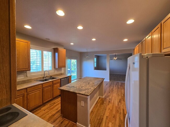 Building Photo - Large 4 bed with study and loft  in Vista Pointe