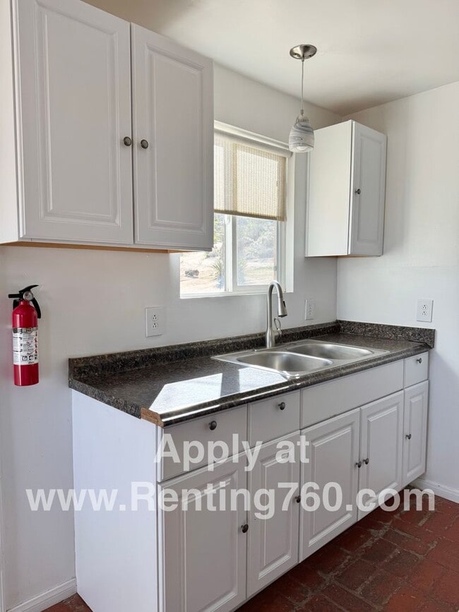 Building Photo - Cozy Cabin On The Hill