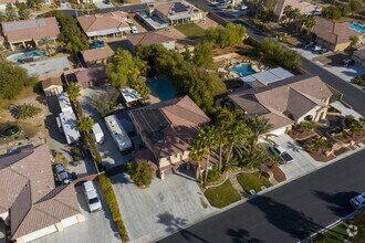 Building Photo - 5 Bedrooms, 7 garages, with a backyard to ...