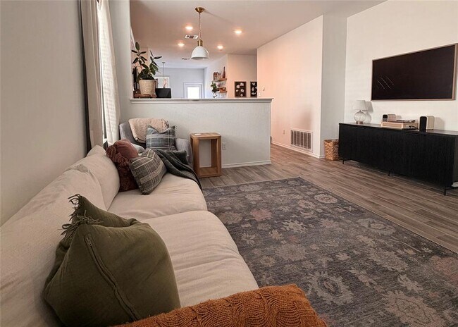 Building Photo - 112 Bennington Dr