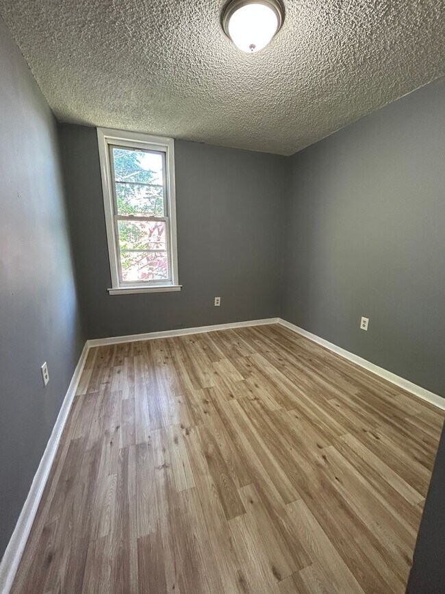 Building Photo - 1458 Kenwood Ave