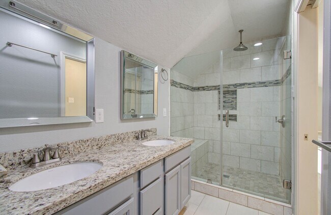 Building Photo - 5746 Cartagena St