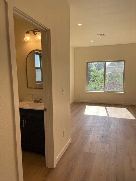 Building Photo - 1502 SE Landen Dr