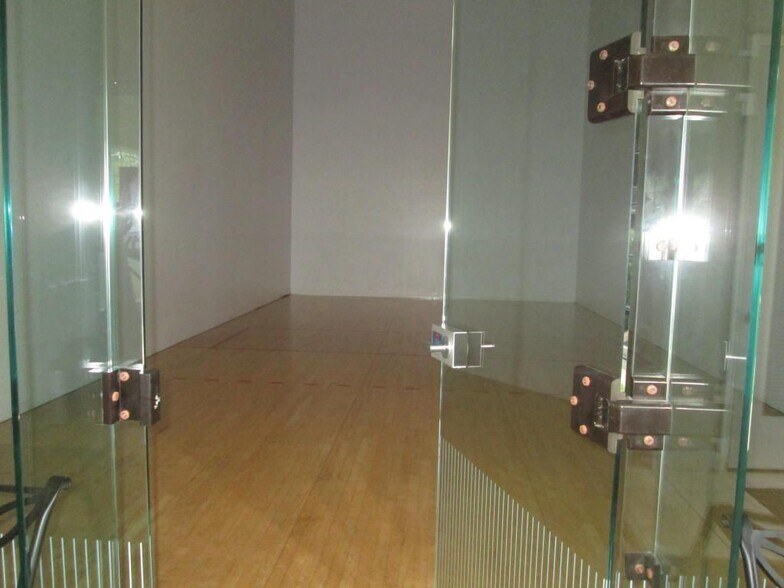 Racket Court - 266 Village Blvd