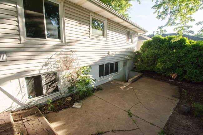 Building Photo - 3bed 2bath Available For Rent in Easy Access Area!