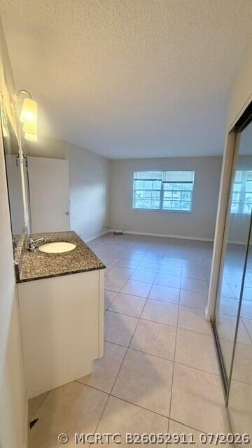 Building Photo - 1520 SE Royal Green Cir