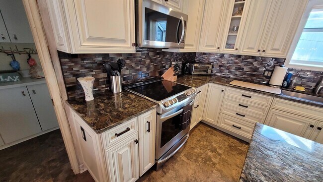 Building Photo - 104 S Avolyn Ave