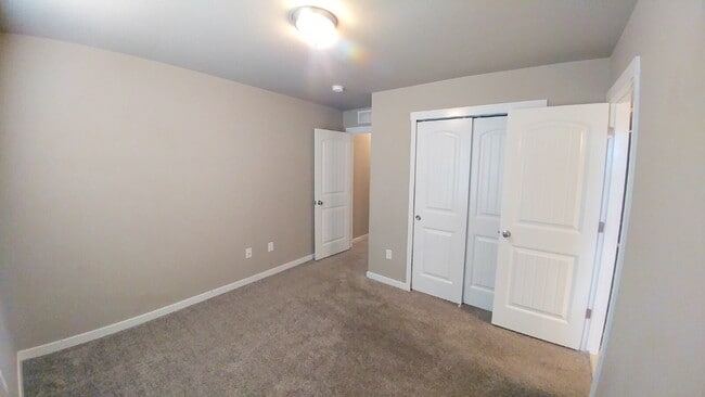 Building Photo - Spacious End Unit - The Townhomes at Bradl...