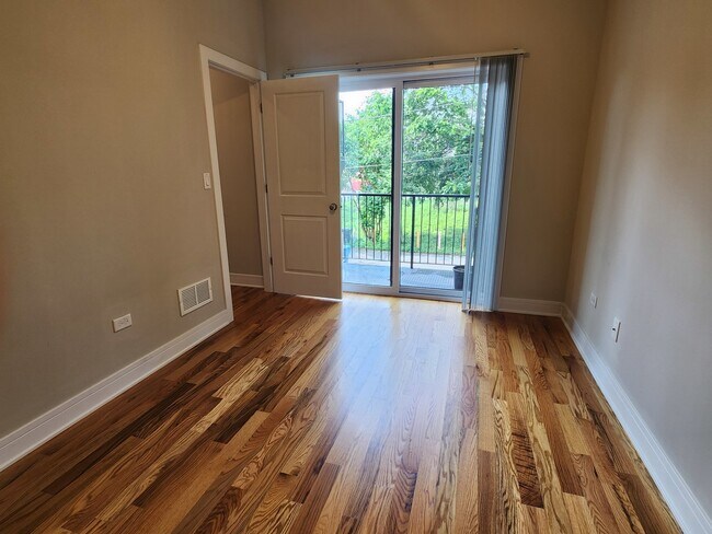 Building Photo - 857 E 63rd Pl