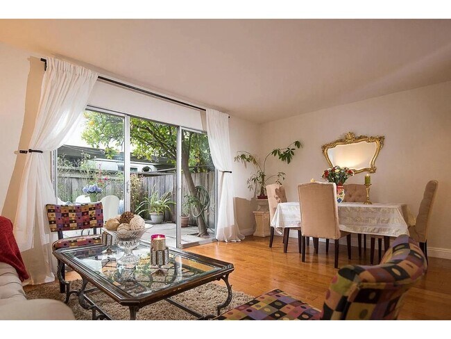 Building Photo - 2047 Montecito Ave