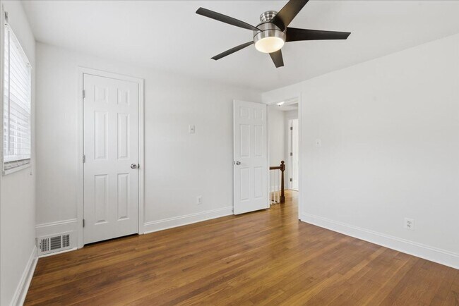 Building Photo - 3 BR | 1 BA | 864Sqft | Newly Fenced Yard