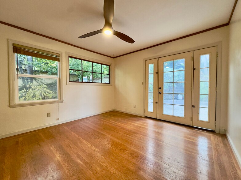 Building Photo - 645 Jean St