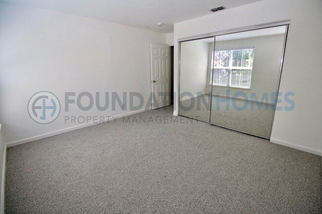 Building Photo - Great Layout, Newer Hamilton Condo - A/C - FOUNDATION -