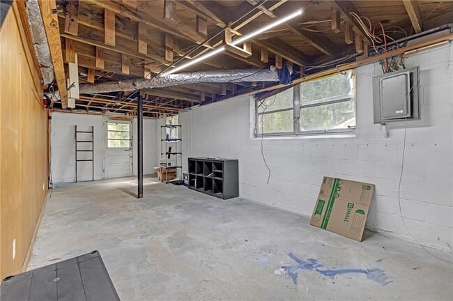 Building Photo - 5960 Brookdale Ln SW