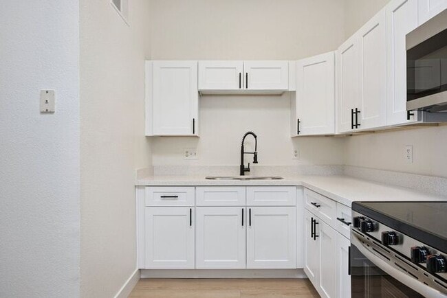 Building Photo - 1480 E 29th Ave