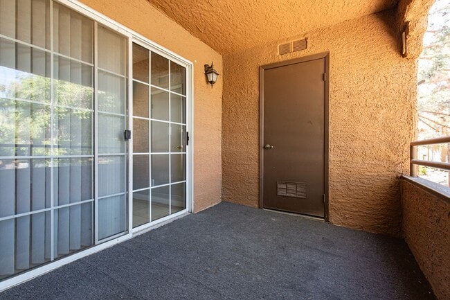 Building Photo - Second story unit overlooking pool in luxury Canyon Gate guard gated community