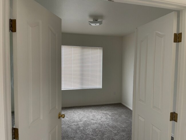 Building Photo - 3 Bed/2.5 Bath 2-Level Home with Loaded Kitchen! Washer/Dryer! Big backyard!