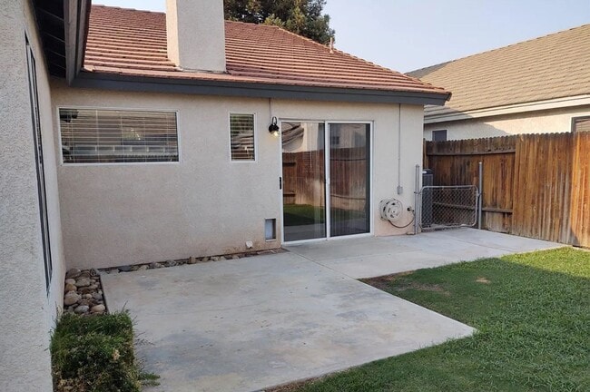 Building Photo - 4 bedroom, 2 bath Home
