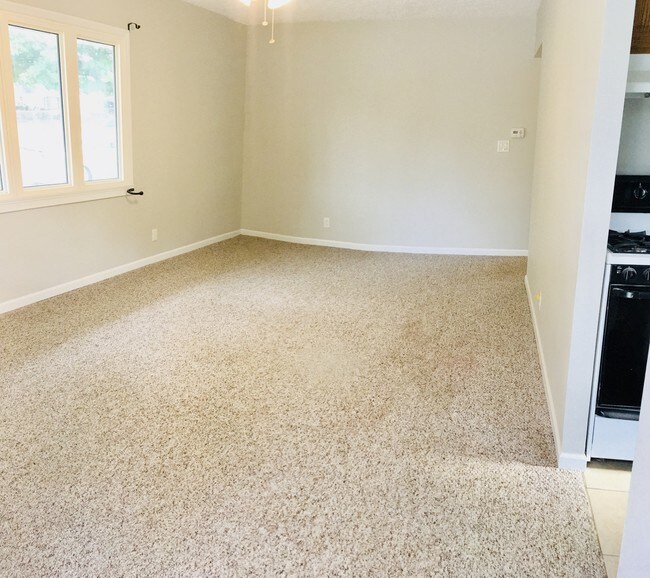 Building Photo - 913 E Emerson St